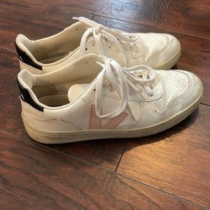 Vejas size 9 with pink V